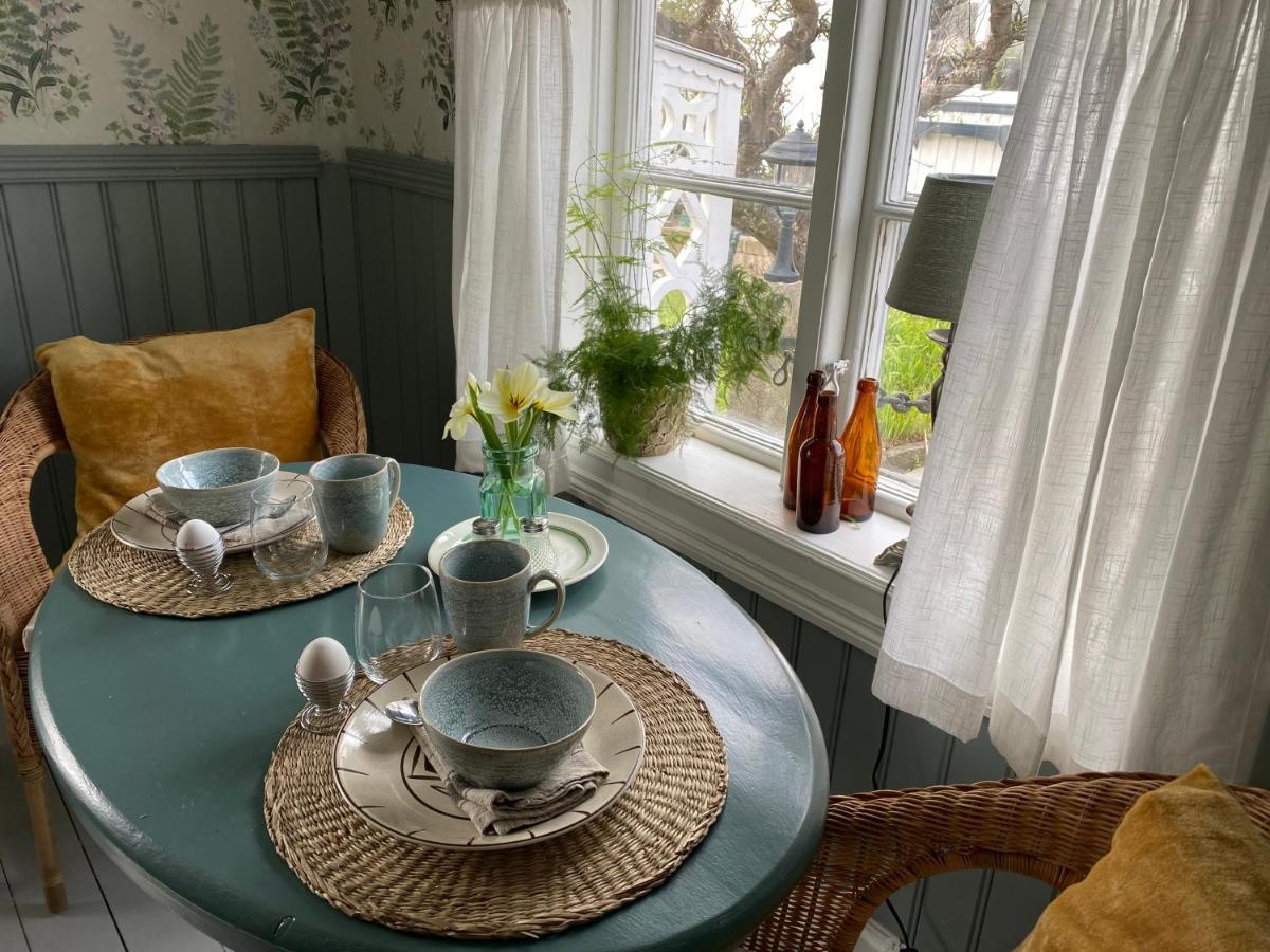 B&B Bland Ormbunkar Och Rosor Falkenberg Kültér fotó